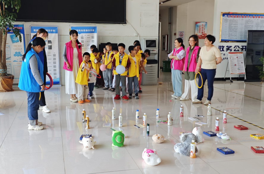 江西东乡：“爱心妈妈”情暖童心