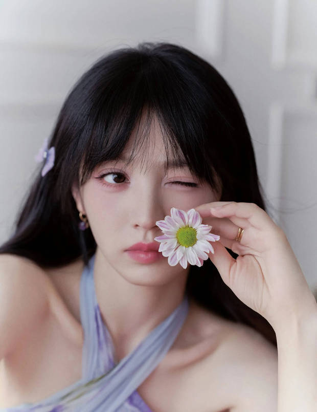搜狐娱乐讯 5月19日,田曦薇晒出一组美照,照片中她穿紫色挂脖长裙韵味十足,微卷造型簪花甜美灵动。