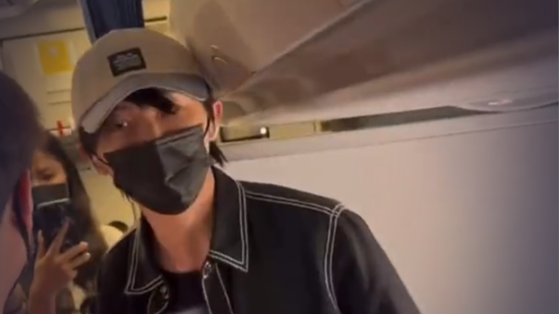 “为什么要这么做！”马嘉祺机上怒怼私生影响其他旅客