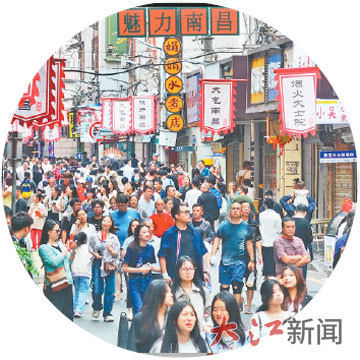 南昌大士院美食街的老街改造成功让游客如织。