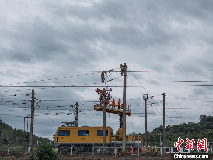 图为南铁作业人员在对铁路接触网设备进行检修。徐斌 摄