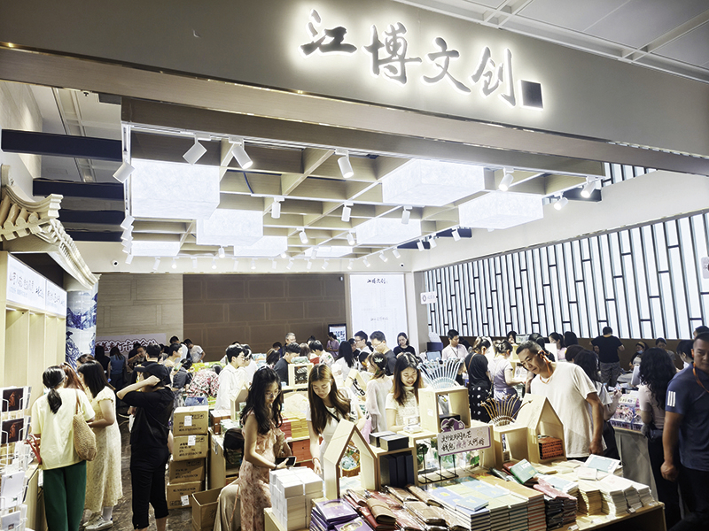 不少游客在博物馆的文创店内挑选喜爱的产品。