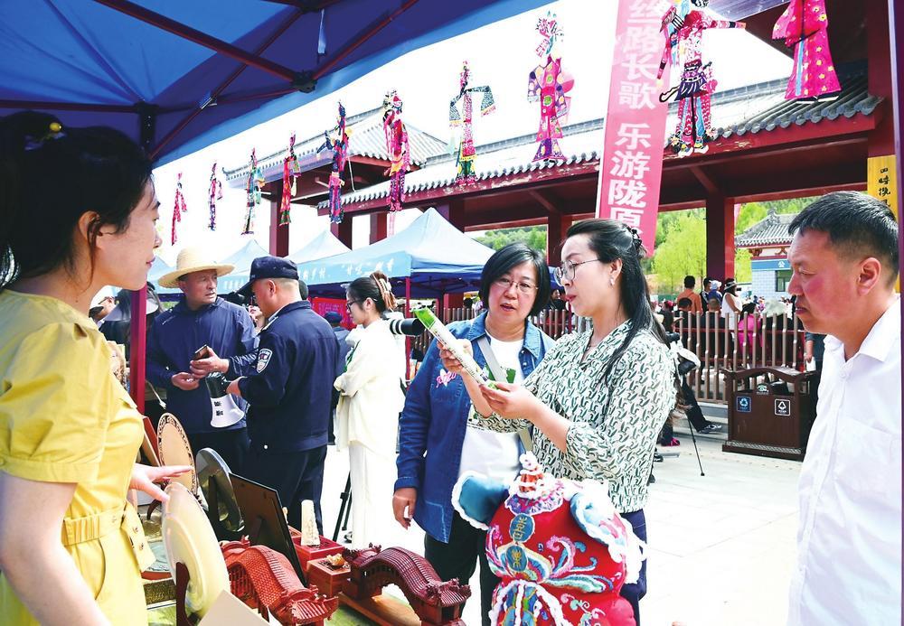 游客在活动现场选购农特产品