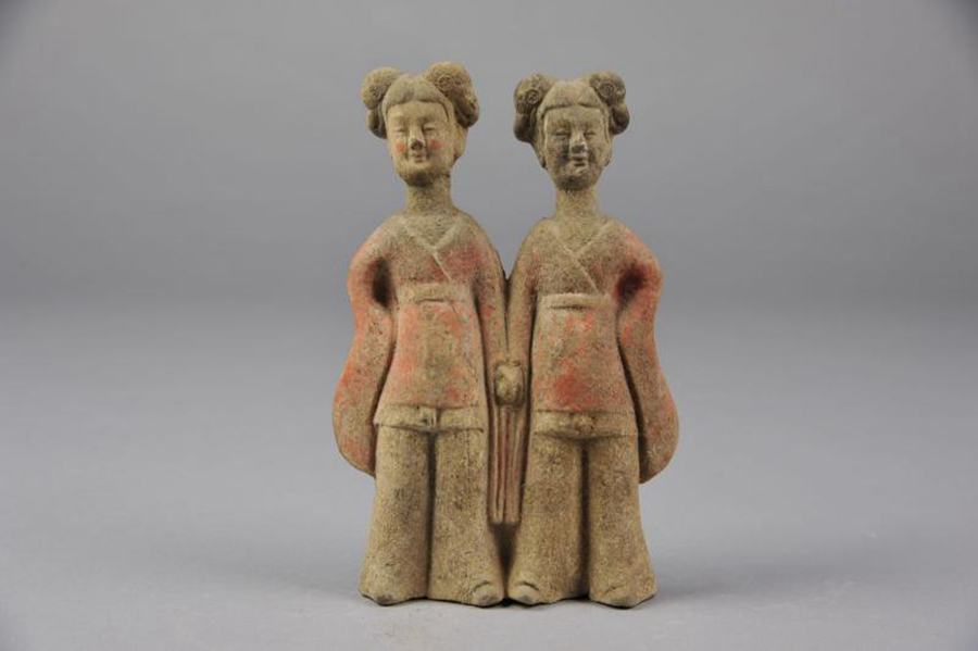 彩绘陶牵手女俑　图片来源：洛阳博物馆