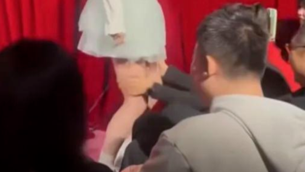 律师称被猥亵脱口秀演员玩“摸腿梗”不违法：肢体接触需双方明确同意