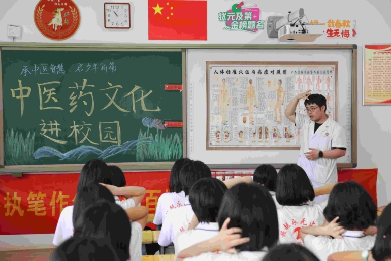 ◆讲解神奇的人体穴位，学生们跟着“讲师”动起来。