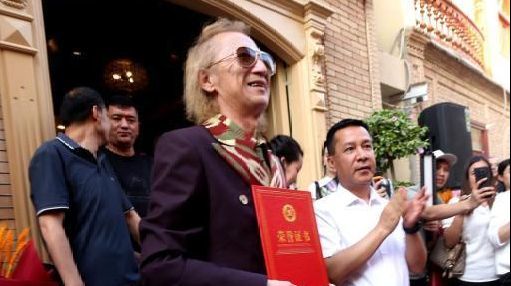 新疆音乐人狼戈被授予“和田文旅推介官”称号_凤凰网