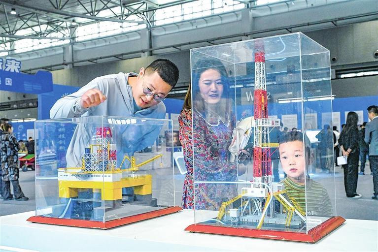 5月17日，2025年甘肃省科技活动周主场暨第十三届“魅力之光”科普活动在兰州新区启动。图为家长带孩子观看科技创新成果展。