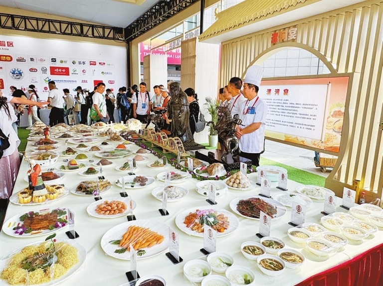 在首次设立的美食品鉴区，“漯河宴”展台前围满了观众。 谢晓龙 摄