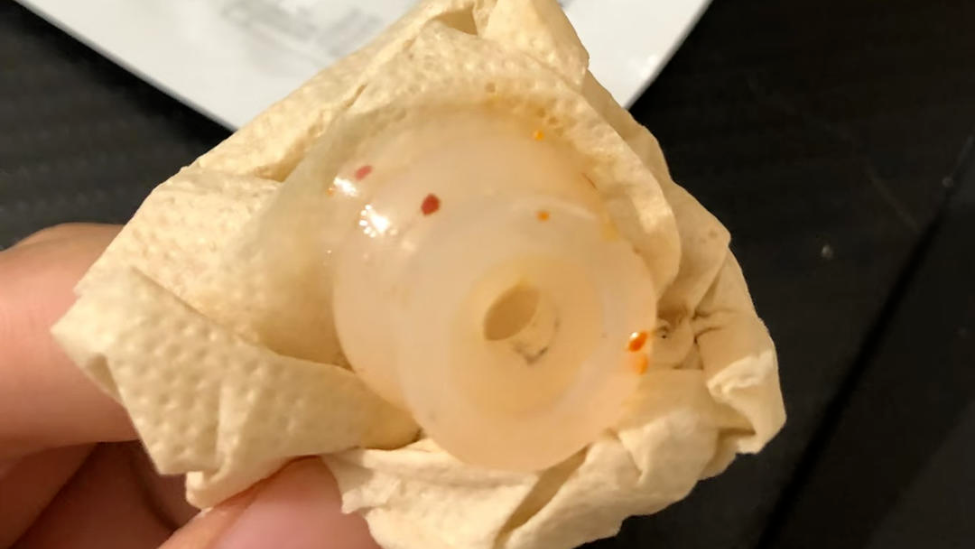 消费者反映小面筋吃出异物，网友称疑似包装机开袋吸盘，卫龙客服：工厂正在排查