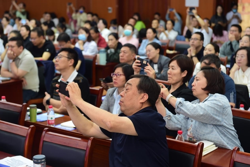 与会人员在会场记录演讲内容。