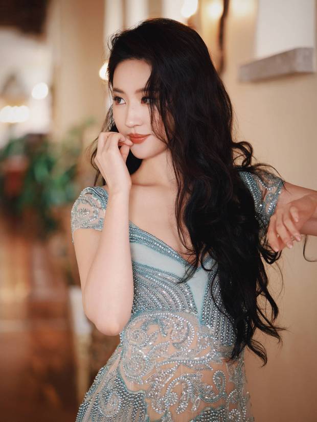 刘亦菲穿水蓝色长裙勾勒好身材。