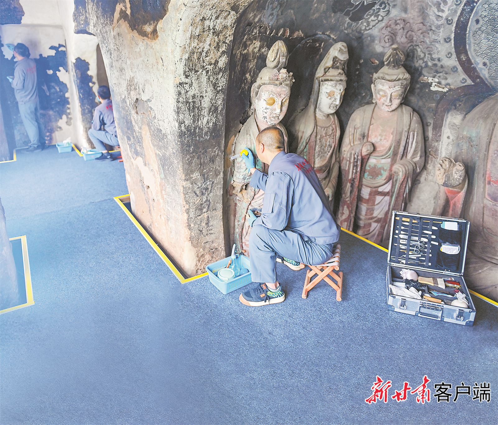 麦积山石窟艺术研究所保护研究室的工作人员对文物进行残损修复（资料图）