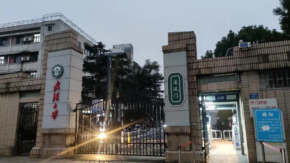 穿“司法”字样球服男子被指偷拍女生裙底，两部门回应