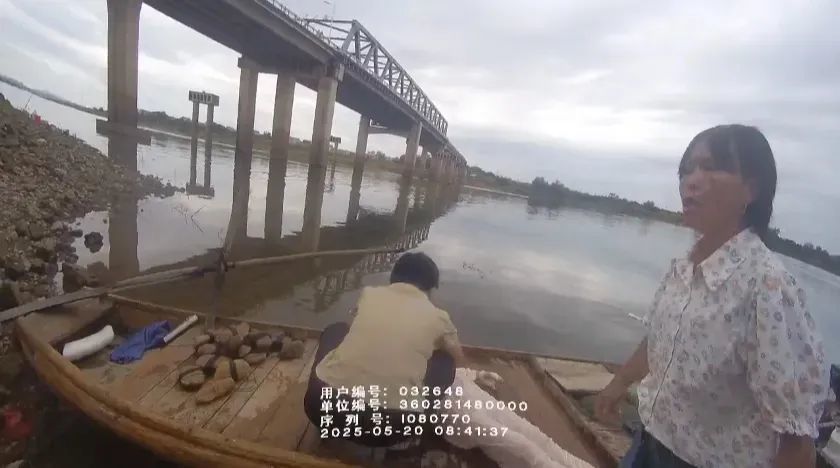 周边村民一起帮助救援