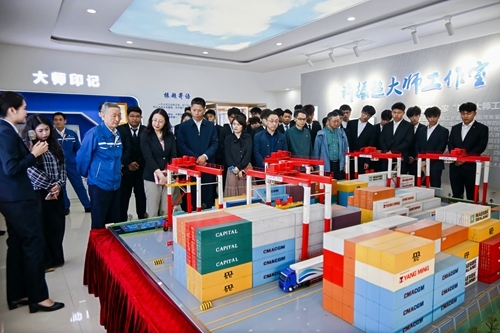 师生参观许振超技能大师工作室