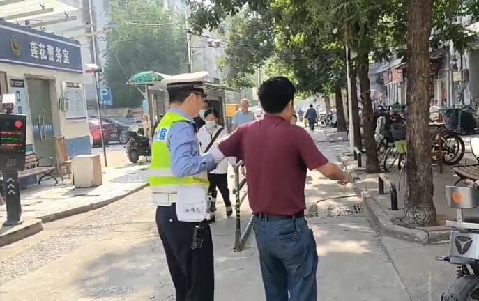 云龙交警护送摔倒老人回家 背后藏着一段英雄往事