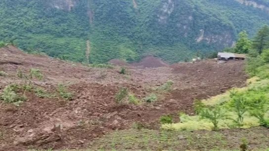 贵州一地山体滑坡19人被困，附近村民：两家亲属房屋被埋，看不见了