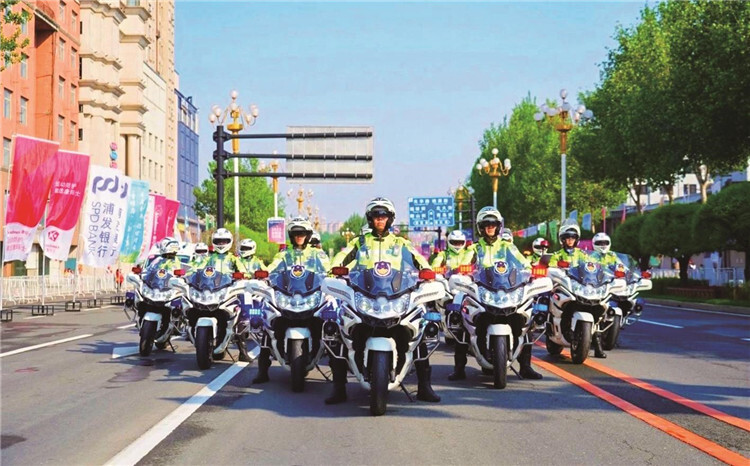 吉林市交巡警支队全力保障“吉马”交通安全。 姜岸松 摄