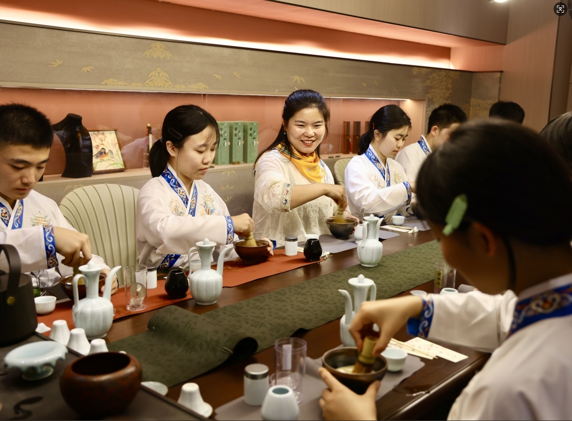 校外辅导员带领学生们体验宋代点茶技艺。 吴梦莹 摄