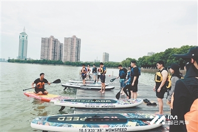 槳板運動成為年輕人新的休閑生活方式