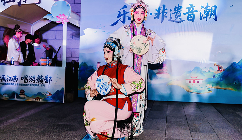 ▲“樂聆·非遺音潮”非遺表演區，呈現采茶戲、民樂等非遺藝術。