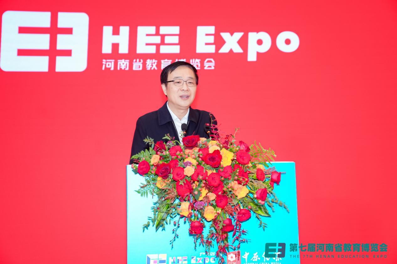 中国教育装备行业协会副会长夏国明致辞