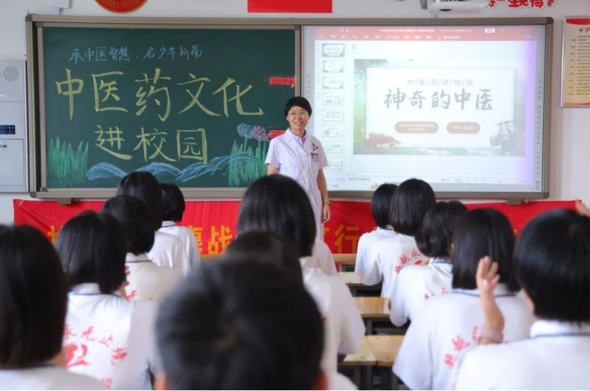 河间英华学校：教室变成“迷你杏林馆”