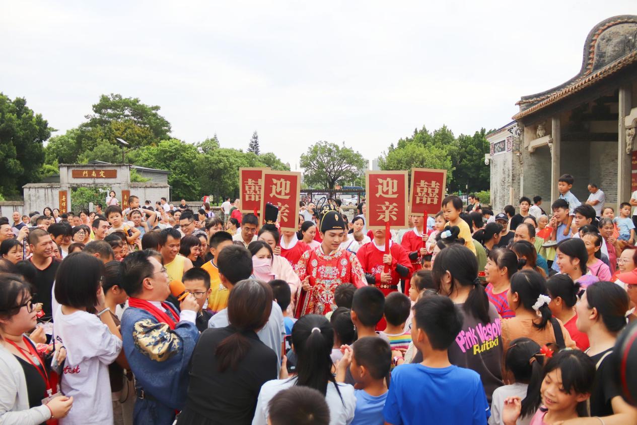 图为:广府文化嘉年华现场热闹非凡。