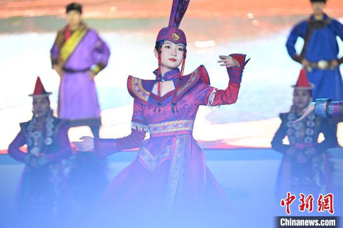 图为雪山蒙古族服饰秀　中新社记者　李亚龙　摄