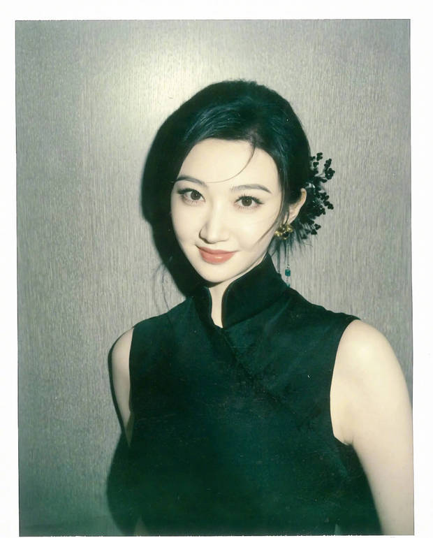 景甜的眼神灵动,美貌养眼。
