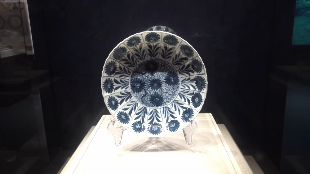 5月14日在福州市博物馆展出的雏菊纹菱口盘。新华社记者 林凯 摄