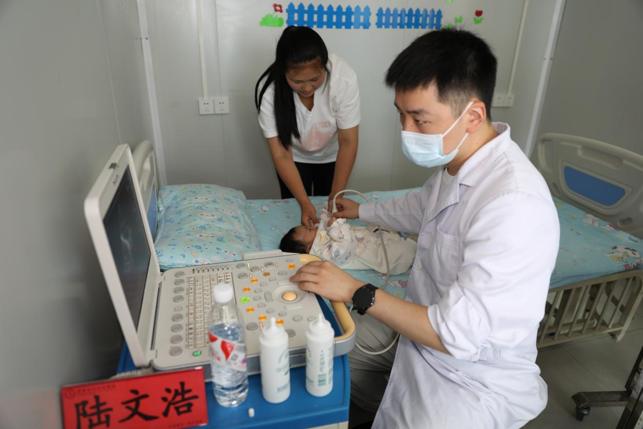 陆文浩医生为孩子做超声检查