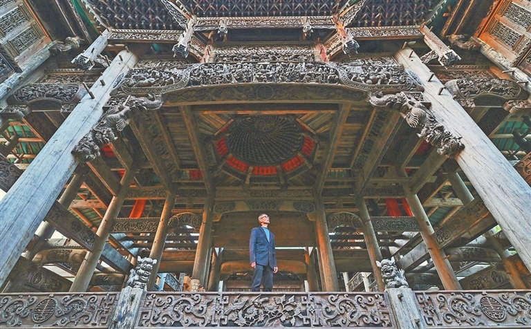 闲暇之余，陈乐平常围着各种古戏台打转，琢磨和学习古人的营造智慧。