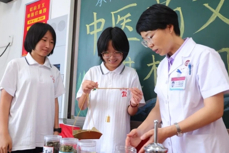 河间英华学校：教室变成“迷你杏林馆”