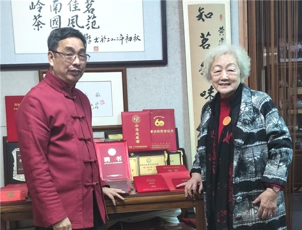 黄建璋与老友姚容宾：茶香叙旧谊，国学话传承