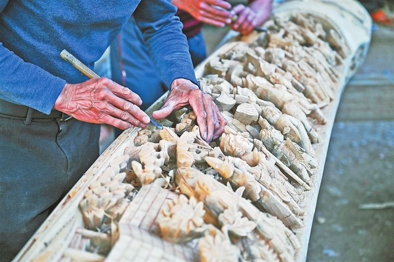 古戏台木构件凡露明之处均施以精美的雕刻，内容丰富，形象栩栩如生。