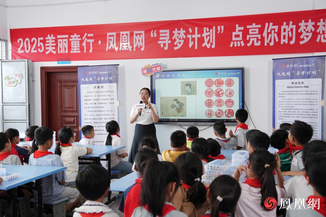志愿者王玉老师带领同学们寻找非遗里的梦想图形