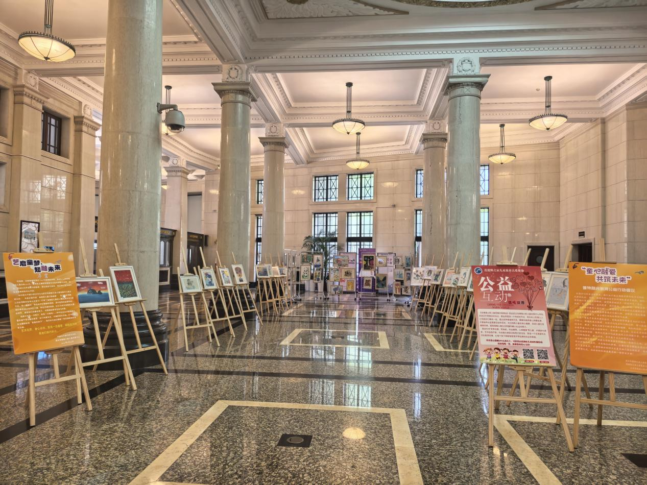 中国光大银行武汉分行联合光大信托、武汉范德堡之家儿童发展中心举办关爱“折翼天使”金融知识宣传教育活动