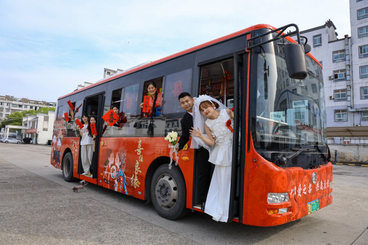 吴先生与胡女士的“公交婚车”