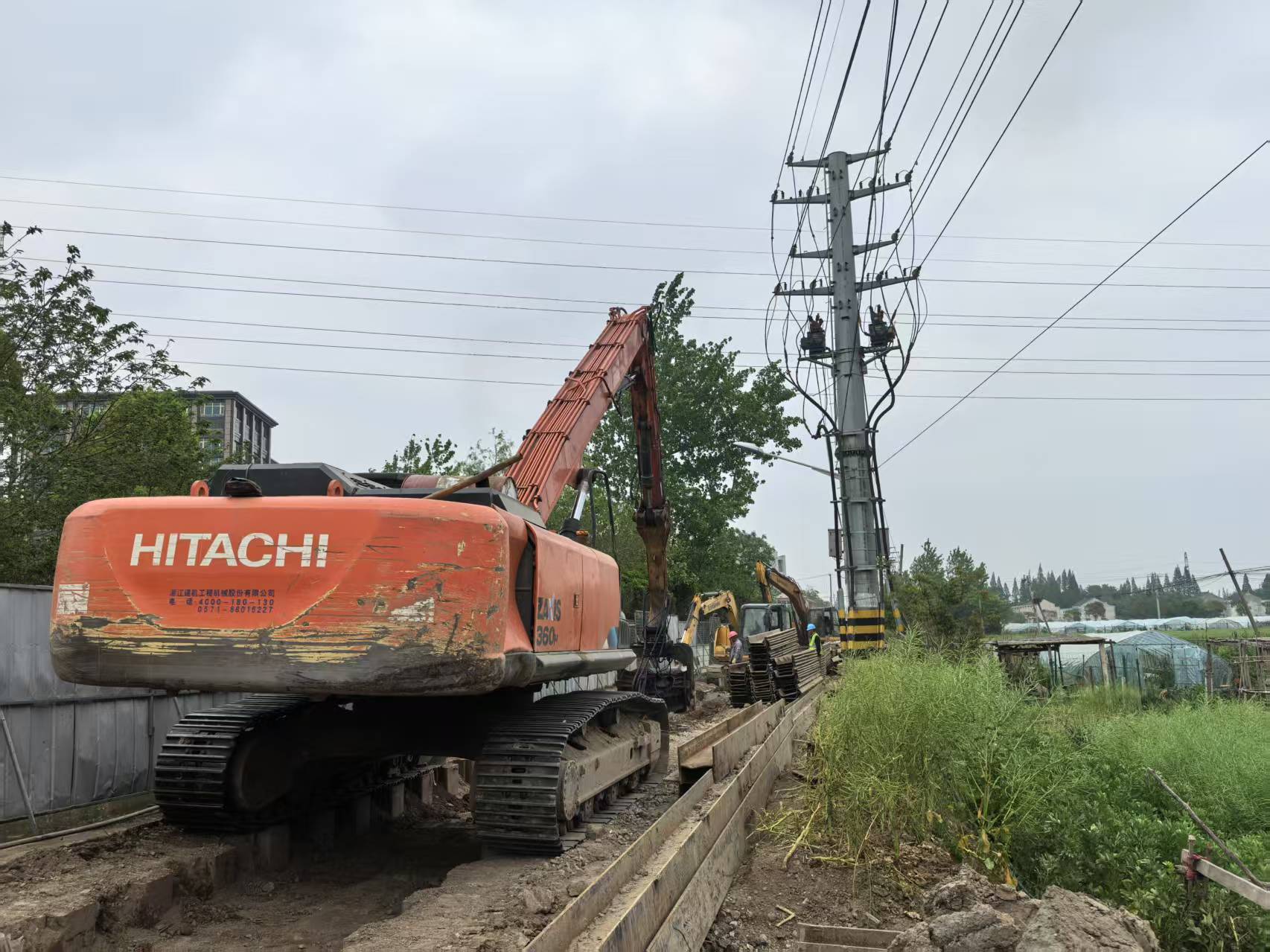 图为靖江市靖城街道柏木老集镇的给排水管网更新建设工程现场。