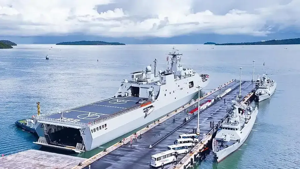 中柬“金龙-2025”联演，中国万吨级军舰停靠云壤基地