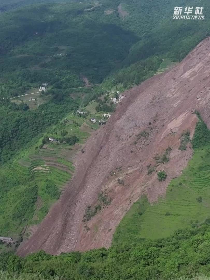 贵州大方山体滑坡现场：进行“放大镜式”的搜索