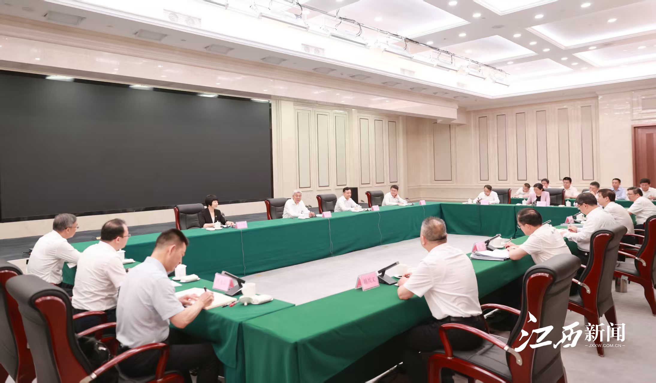 尹弘深入文化企业、文艺院团调研