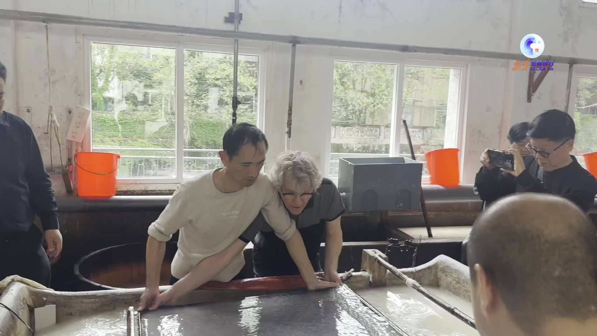 全球连线|美国艺术家走进安徽宣城 体验中国宣纸文化