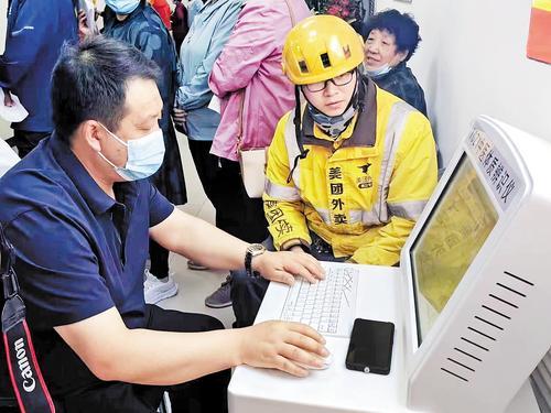 日前开展的承德市新就业群体免费健康体检活动现场。承德市委社会工作部供图