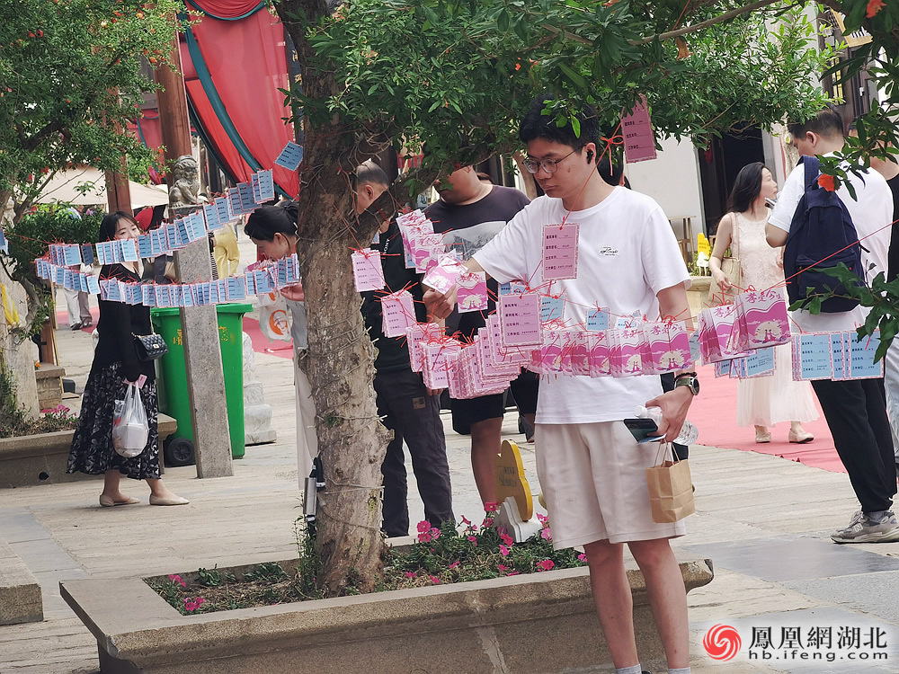 孝爱之地传承“楚韵国风” 50对新人在孝感举办中式集体婚礼