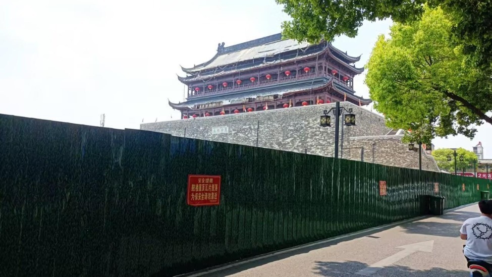 实探凤阳鼓楼“瓦片脱落”现场，居民：有人躲在墙根逃过一劫