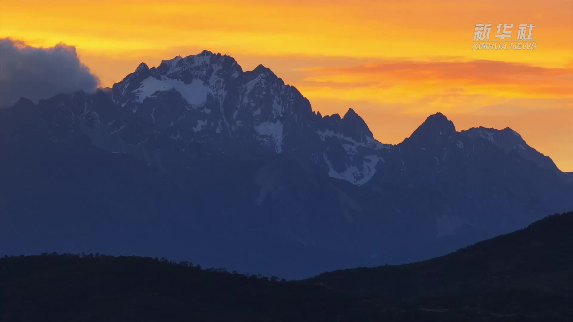 晚霞映雪山：云南丽江迎来诗意瞬间