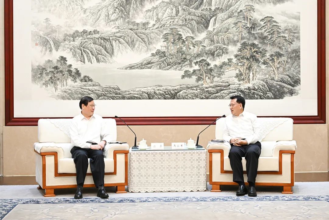 5月20日下午，市委书记袁家军会见最高人民检察院党组书记、检察长应勇。苏思 摄